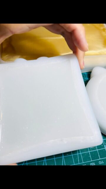 ¡Hora de desmoldar!
 ¡Esta combinación de colores se ve elegantísima! 🌟 
🤔 ¿Qué otros colores crees que quedarían bien con este molde? 
💬 ¡Déjanos tus ideas y ven a probarlo!

#resina #resinaepoxi #resinaargentina #resinaartesanal #hechoenargentina #hechoamano #resinaepoxiargentina #resinaarte