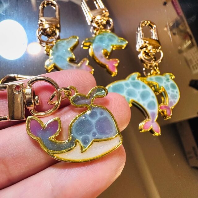 Mis últimas manualidades𓂃
Un pedacito del mar en forma de llaverito ✨
🌊🐬

#resina #resinaart #resinaartesanal #resinauv #llavero #llaveritos #llaverodelmar